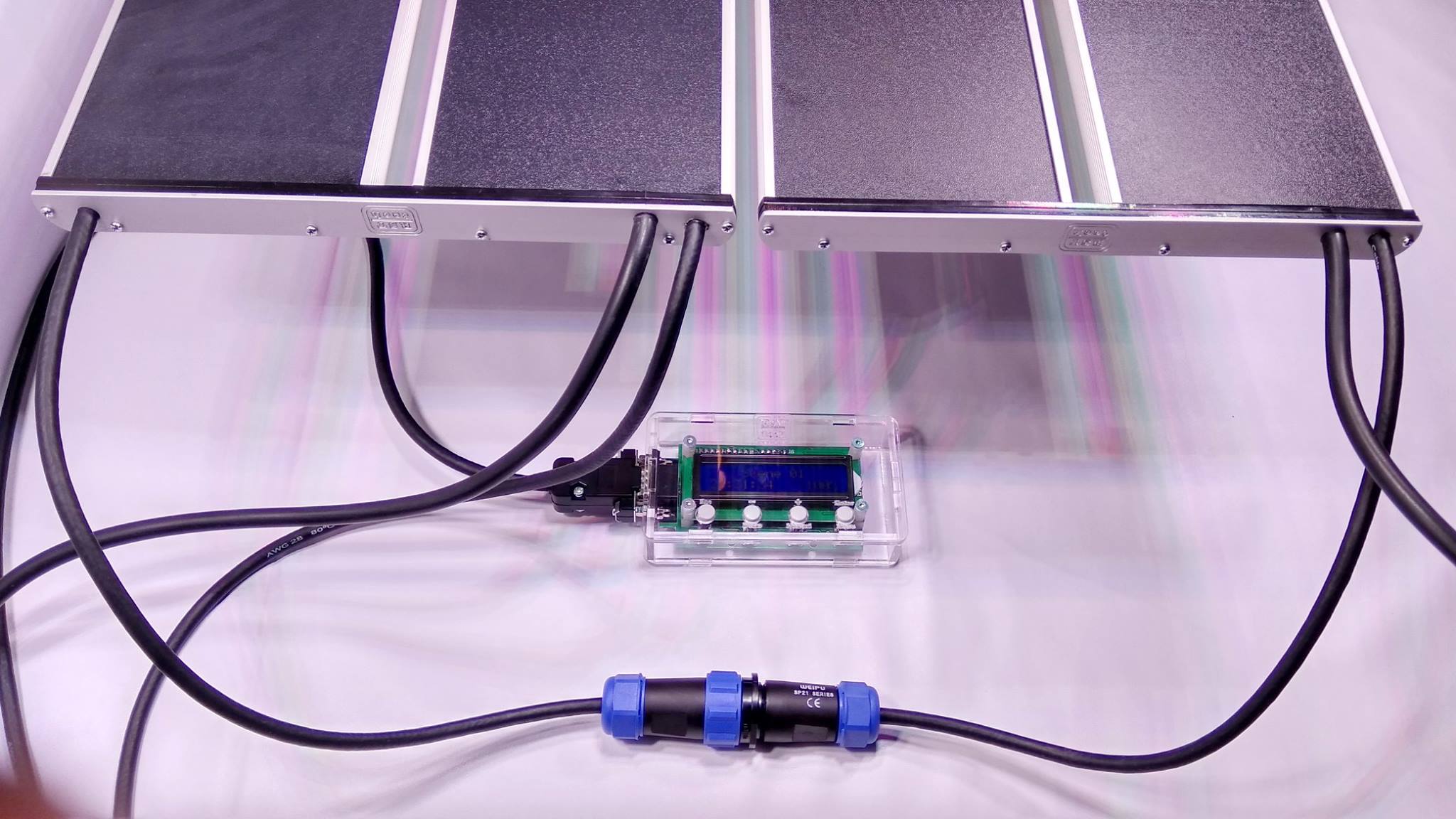 Контроллер оборудован подсвечивающимся дисплеем